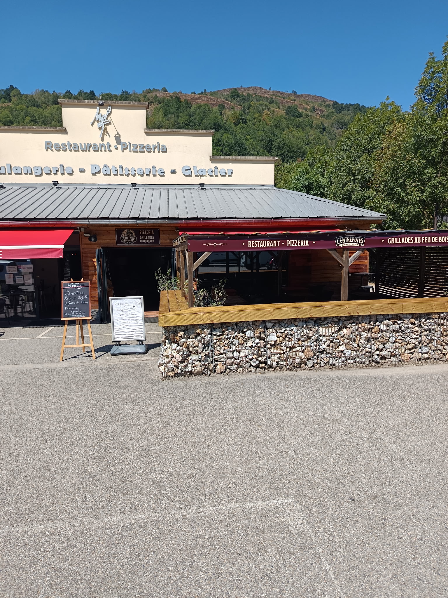 La façade et la terrasse de L’Entrepotes à Savignac-les-Ormeaux